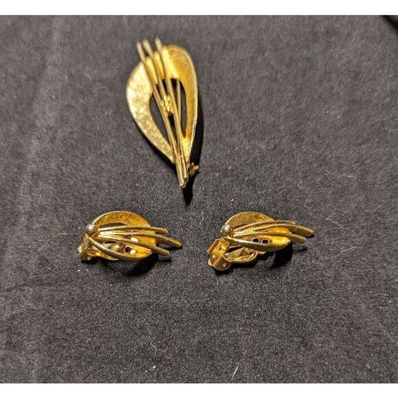 Vintage Unsigned Brushed & Textured Gold Tone Leaf Fan Pin Clip-on Earrings Set - Picture 2 of 5